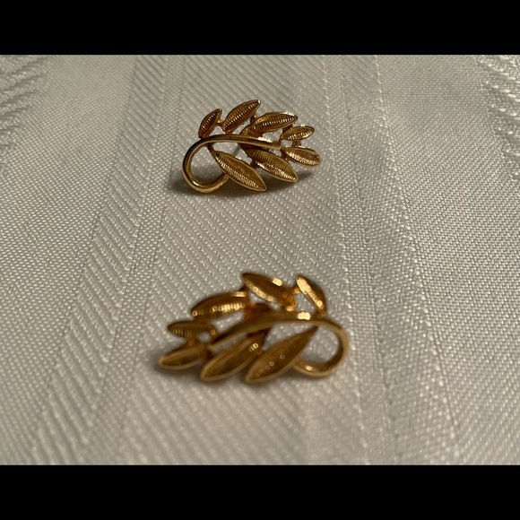 Gold tone leaf earrings - Picture 4 of 4